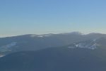 Zoom sur le Grand Ballon (à droite avec son grand cairn). Au loin on devine la silhouette des Alpes bernoises