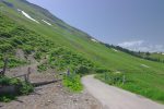 On vient de passer la ferme de Joux Verte Dessus 1455m, et on quitte la route pour le chemin sur la gauche à flanc de coteau.