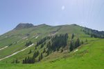 On arrive à coté de Paccot-Dessus 1553, sous les pylônes électriques. La Dent de Lys est sur la gauche. Désormais le chemin va être pentu.