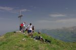 Le sommet de la Dent de Lys 2014m. Il y a pas mal de monde. L'homme au premier plan est montée avec son petit garçon dans le sac à dos d'enfant. Chapeau.