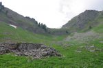 Vue arrière sur le chemin parcouru avec la falaise. On l'a donc contourné par la droite (de la photo). Vestige d'une construction