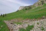 On passe devant des ruines, vue arrière avec le Vanil Blanc en haut à droite