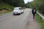Il faut brièvement longer la route