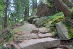 Montée entre blocs de granite