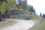 On quitte la route pour le chemin à droite de la voiture. Les muscles vont commencer à travailler !