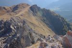 Pierre d'Avoi est un secteur de grimpe. Et donc le chef de la cordée arrive au sommet. Il y a aussi deux personnes qui grimpent sur le rocher pointu