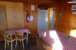L'intérieur de la cabane du Rizel