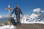 Je suis au sommet, avec une croix ciselée par la neige. Le Wildhorn au fond.