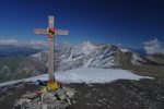 La neige a déjà fondu sur la croix !