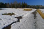 L'eau coule sous la neige