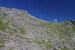 Notre chemin monte dans ces pierriers pour rejoindre le col des Chevaux