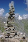 Un bien joli cairn dont on se demande si la partie supérieure va tenir. Col des Chevaux.