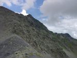 La suite du chemin devient alpin à partir d'ici, il faut partir sur la gauche (on devine le chemin), ça monte bien le long d'un crête assez large et on finira par des chaînes. Photo