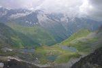 Vue sur notre gauche, sur les trois lacs de Fenêtre. Dommage que la météo ne soit pas plus belle, la vue doit y être grandiose.