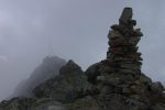 Le sommet de la Pointe de Drône, 2449.5m. J'ai fait une pause, espérant une éclaircie mais en vain. Le temps était orageux, et une chaîne au sommet bourdonnait, je pense à cause de l'électricité dans l'air.