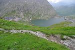 La vue se dégage un peu et permet d'apprécier le col du Grand Saint Bernard, son lac et son hospice.