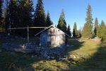 Cabane du Servan, 1555m. Tout est fait pour récupérer l'eau, problème dans le Jura