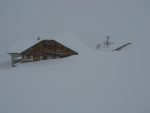 Je déchausse pour remonter en ski et les remettre dans une pente plus douce et retrouver les pistes de ski. Je vais emprunter l'arbalète. Pas vu de surveillant pour négocier une remontée, donc à l'oeil