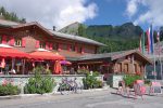 Le restaurant du col du Pillon, nous sommes à coté de la frontière bernoise, donc les armoiries des deux cantons sont présentes.