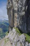 On croise le départ de la Via Ferrate de la Tête aux Chamois. Il y a du gaz.