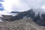 Le chemin serpente au pied de ce glacier, sur la carte il disparait, je pense qu'il a profité du retrait du glacier.