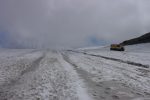 On arrive au col du Tsanfleuron et changeons de glacier. La marche se fait sans problème, le chemin est sécurisé. Il est juste bien humide.