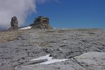 On quitte le glacier pour des dalles, vers la Quille du Diable