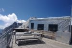 La terrasse du refuge, installée au départ d'une paroi vertigineuse.