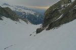 Descente par un couloir vers 2300m, la neige devient un peu lourde