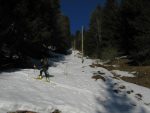 Vers 1300m, on quitte la route pour suivre le chemin d'été sur la gauche