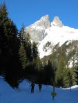 On se laisse glisser avec les peaux pour rejoindre le village, Les Jumelles au fond