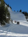 On longe le bord des rochers, parcours esthétique vers Les Anciens Chalets de l'Au