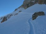 On ski jusqu'au rochers du centre gauche.