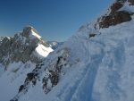 Puis on déchausse pour mettre les skis sur le sac et on sort le piolet. Les crampons étaient inutiles ce jour.