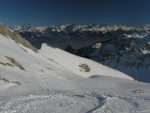 Je quitte le sommet en descendant vers le col de Verne