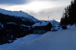 Je suis la route, tranquille. Au loin le Mont Rouge à côté du Pic d'Artsinol