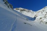 Sous les rochers de gauche, secteur en neige soufflée et en devers. Délicat