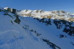 Je rejoins le couloir de la montée par ce champ de cailloux avec prudence