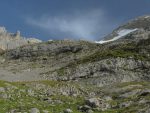 La cabane est sur ce massif rocheux, le chemin fait un S