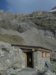 Les toilettes avec l'eau courante, ce qui permet une douche sommaire aux lavabos