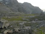 L'ancienne cabane, détruite par une avalanche, se trouvait vers le centre de la photo, il reste les fondations