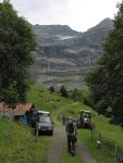 On passe devant la buvette de "Chez Tony" (ouverte de juin à fin septembre), et nous voyons le glacier de Pierredar, au programme du lendemain. Les gardiens font appel à Tony, pour savoir si les randonneurs annoncés mais pas encore arrivés dans les temps, sont passés devant la buvette.