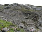 La dernière longue montée avant d'arriver à la cabane qui se trouve sur le sommet de ces falaises