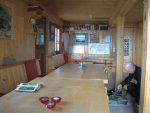 L'intérieur de la cabane et Christian qui fait sécher ses chaussures. Le Gore-Tex ne sert à rien ! Mes chaussures en cuir épais ont tenu le choc
