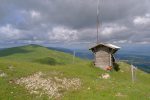 Le cabanon du sommet de Montoiseau. Le Colombey de Gex au fond