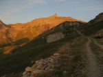 Et nous rejoignons la route de 4x4 avec le soleil levant sur Tita Sèri