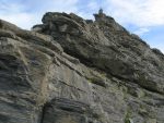 Après une tentative de passer sur la crête, le mieux est d'attaquer ce passage dans le flanc, en I ou II