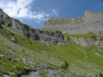 Vue arrière, le couloir emprunté est au centre droit de la photo, juste à droite du massif sombre