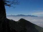 Pendant la montée, il y a plusieurs point de vue qui permettent de voir en direction du Léman, sous le stratus