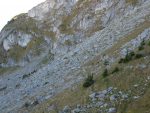 On se dirige vers les échelles, le secteur est à l'ombre et au printemps la neige tient longtemps. On voit les échelles, en haut à gauche
